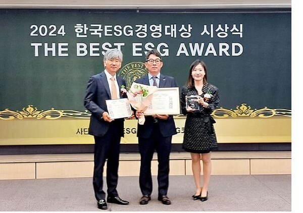 2024한국ESG경영대상 'THE BEST ESG' 시상식에서 송영환 LH기획조정실장(가운데), 윤재은 한국ESG위원회 이사장(왼쪽), 유연정 ESG코리아뉴스 대표(오른쪽)가 대상 수상 기념 촬영을 하고 있다. 사진=LH