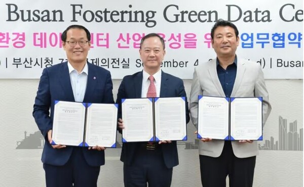 이준승 부산시 행정부시장(왼쪽)이 협약을 하고 있다./사진제공=부산시