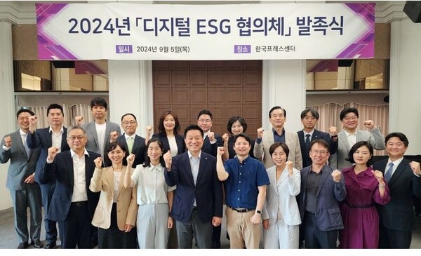 디지털ESG협의체 발족식 후 관계자들이 각오를 다지고 있다. 사진=코레일