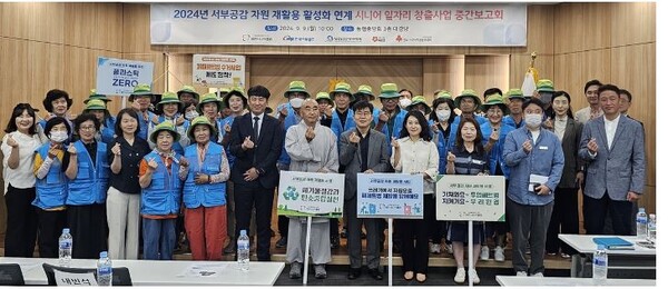 한국서부발전이 2024년 서부공감 시니어 일자리 창출 사업 발대식·중간 보고회를 개최하고 관계자들과 함께 기념촬영을 하고 있다. 사진=서부발전