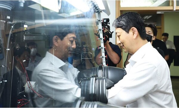 안덕근 산업통상자원부 장관이 10일 서울 관악구 서울대학교에서 열린 '원자력 전공생과의 대화'에서 연구시설을 둘러보고 있다. 사진=산업통상자원부