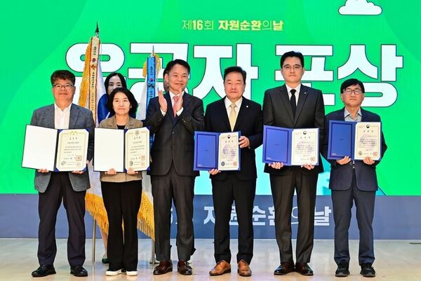 롯데마트가 지난 6일 부산광역시청에서 진행된 제 16회 자원순환의 날 행사에서 환경부장관 표창을 수상했다. 이병화 환경부 차관(왼쪽에서 3번째),진주태 롯데마트슈퍼 준법지원부문장(왼쪽에서 5번째)이 기념 촬영을 하고 있다. 사진=롯데마트