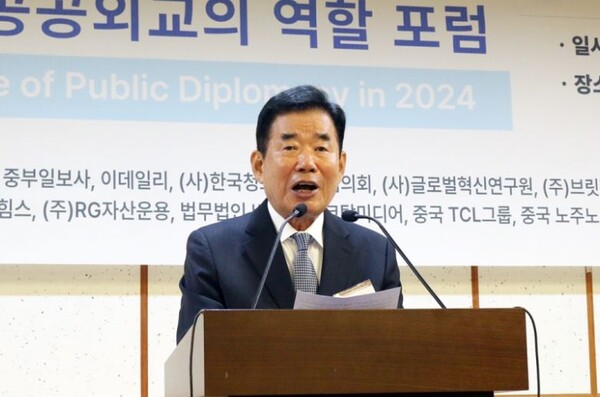 김진표 ESG경영과 공공외교실천조직위원장이  24일 오전 서울 여의도 국회 의원회관에서 열린 2024 ESG 경영과 공공외교의 역할 포럼에서 환영사를 하고 있다.
