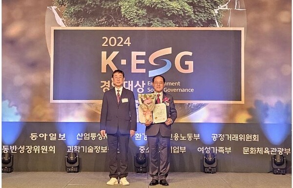 BNK금융그룹이 K-ESG 경영대상에서 '종합 ESG(환경·사회·지배구조) 대상'과 동반성장위원회의 '동반성장위원장상'을 동시에 받았다. 사진=BNK금융지주