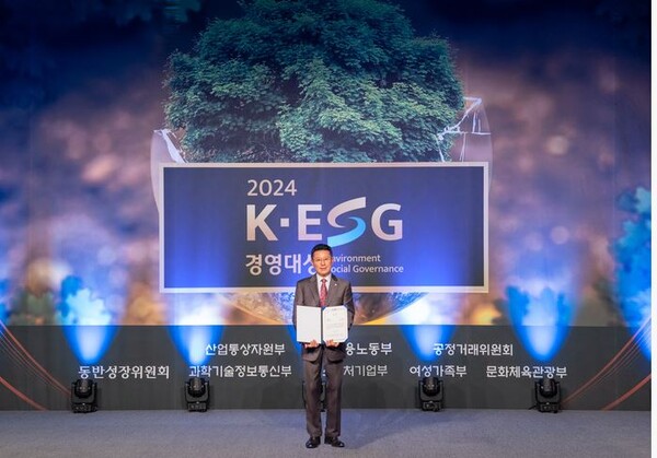 보람상조라이프 김기태 대표가 K-ESG경영대상 수상하고 기념촬영을 하고 있다. 사진=보람그룹