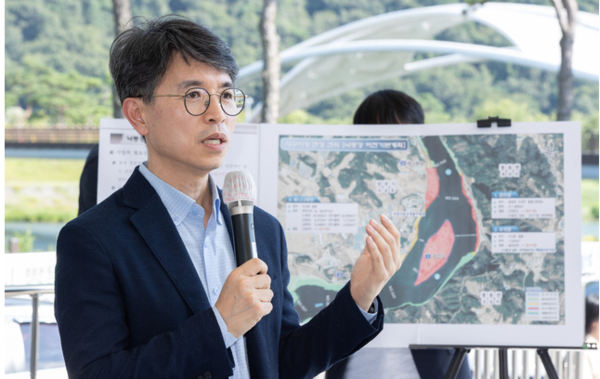 김완섭 환경부 장관이 지난달 5일 경북 상주의 낙동강 경천섬 일대를 방문해 경천섬 주변을 친수·문화공간으로 활용하려는 상주시의 계획과 건의사항을 청취하며 의견을 나누고 있다. 사진=연합뉴스