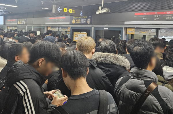 서울에 폭설이 내린 27일 오전 서울 강서구 9호선 염창역이 출근길 인파로 붐비고 있다. 사진=연합뉴스