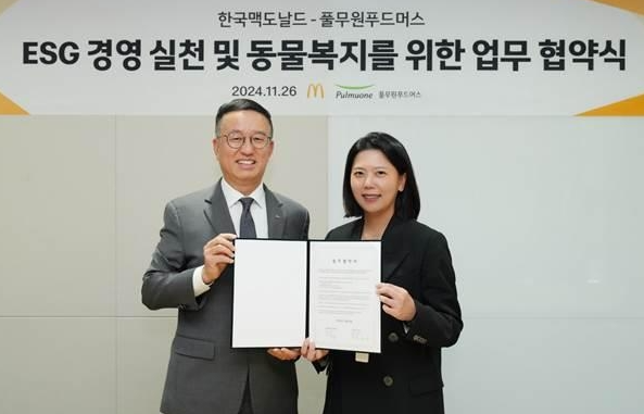 26일 한국맥도날드 종로 본사에서 열린 ‘ESG 경영 실천 및 동물복지를 위한’ 업무 협약식에서 풀무원푸드머스 천영훈 대표(왼쪽)와 한국맥도날드 김기원 대표(오른쪽)가 협약서를 들고 기념촬영을 하고 있다. 사진=풀무원
