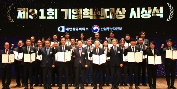한샘이 제31회 기업혁신대상에서 대한상공회의소 회장상을 수상했다. 정광현 한샘 기업문화실 이사(상단 오른쪽에서 세 번째)가 기념촬영을 하고 있다. 사진=한샘