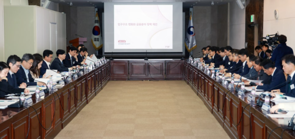 금융당국이 기후금융TF회의를 열어 올해 성과를 공유하고, 내년 주요 정책과제를 논의했다. 사진은 지난달열린 5차 TF회의 모습. 사진=금융위