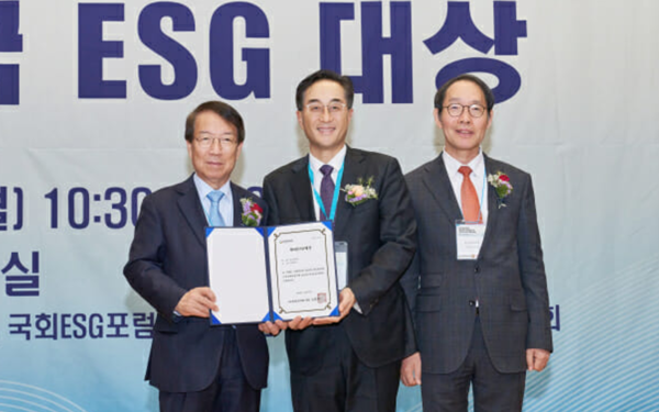 정운찬 한국ESG대상 평가위원장, 김기준 고려아연 지속가능경영본부장, 고문현 한국ESG학회장(왼쪽부터)이 ‘2024 제2회 한국ESG대상’ 시상식에서 기념사진을 촬영을 했다. 사진=고려아연