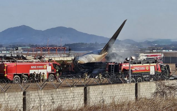 29일 오후 전남 무안군 무안국제공항에서 착륙 도중 충돌 후 폭발한 항공기의 처참한 잔해 모습. 사진=연합뉴스