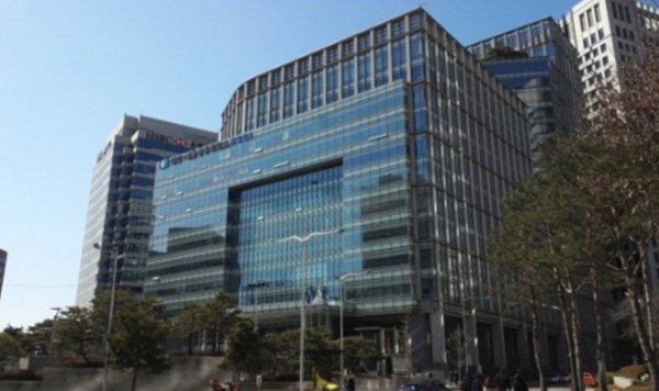 대한상상가 LG유플러스와 공동으로 기업·소상공인 대상 폐배터리 분리배출 캠페인을 진행한다. 사진은 상의 빌딩. 사진=대한상공회의소