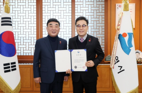 13일 울산시청 시장실에서 김두겸 울산시장(왼쪽)이 윤두환 울산도시공사 사장에게 국토교통부 장관 기관표창을 전수하고 기념촬영을 하고 있다. 사진=울산시