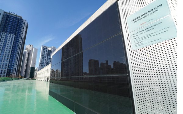 롯데건설 본사에 설치된 'GtoS BIPV(유리와 철판을 사용한 건물일체형 태양광 발전 시스템)'. 사진=롯데건설