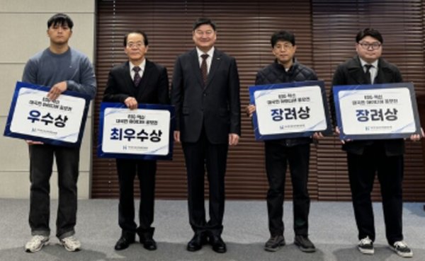 지난 6일 열린 '2024 ESG·혁신 대국민 아이디어 공모전' 시상식에서 염민섭 한국보건의료정보원장(가운데)과 수상자들이 기념촬영을 하고 있다. 사진=한국보건의료정보원