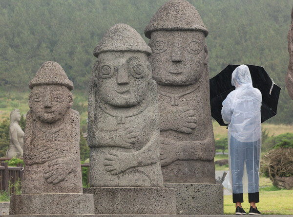 제주도에 이른 장마가 시작된 12일 오전 제주 서귀포시 대정읍 송악산을 찾은 관광객이 산책로를 걷고 있다.  사진 = 연합뉴스