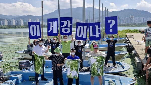 3일 경남 김해시 대동선착장에서 환경운동연합과 낙동강네트워크 등 환경단체 관계자들이 '2025년 낙동강 국민 체감 녹조 현장 조사'를 앞두고 낙동강의 녹조 문제를 지적하고 있는 모습. [낙동강네트워크 제공. 재판매 및 DB 금지]