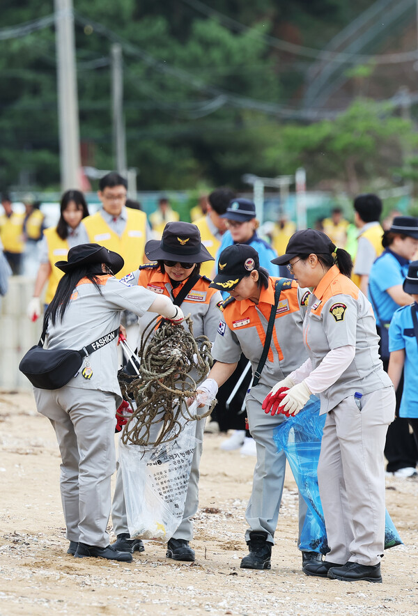 22일 경기도 화성시 궁평항에서 열린 '대한민국 새단장' 환경정화 행사에서 참가자들이 해안가 곳곳에 버려진 쓰레기를 수거하고 있다. 이번 행사는 깨끗한 연안 환경 조성을 위해 시민들이 자발적으로 참여한 환경보호 캠페인이다. 사진=연합뉴스