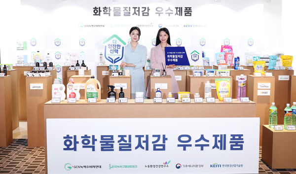 24일 서울 용산구 서울드래곤시티 호텔에서 개최된 화학물질저감 우수제품 발표 행사에서 홍보 모델들이 신규 선정 제품을 들고 소개하고 있다. 올해 3차례 심사를 통해 37개 제품이 새롭게 화우품 인증을 받았다. 사진=연합뉴스