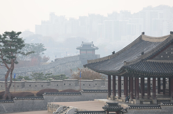 24일 오전 경기도 수원시 팔달구 일대. 초미세먼지 농도가 '나쁨' 수준을 보이면서 유네스코 세계문화유산인 수원화성 성곽 주변이 뿌연 대기로 뒤덮여 있다. 1997년 세계문화유산으로 등재된 수원화성의 웅장한 모습이 미세먼지에 가려 희미하게 보인다. 사진=연합뉴스