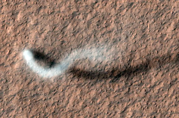 NASA 로버, 화성에서 ‘미니 번개’ 포착…“충격적이지만 놀랍지 않은 발견”