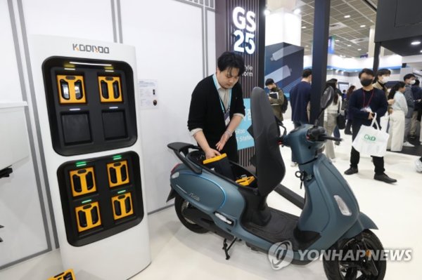 지난 2023년 3월 15일 오전 서울 강남구 코엑스에서 열린 배터리 산업 전시회 '인터배터리 2023' 삼성SDI 부스에서 관계자가 전기이륜차용 배터리팩과 배터리 교환형 충전장치를 시연하고 있다. 정부는 최근 보급이 급증한 전기이륜차의 폐배터리 방치 문제를 해결하기 위해 민간 협력을 통한 체계적인 회수 시스템 구축에 속도를 내고 있다. 사진=연합뉴스